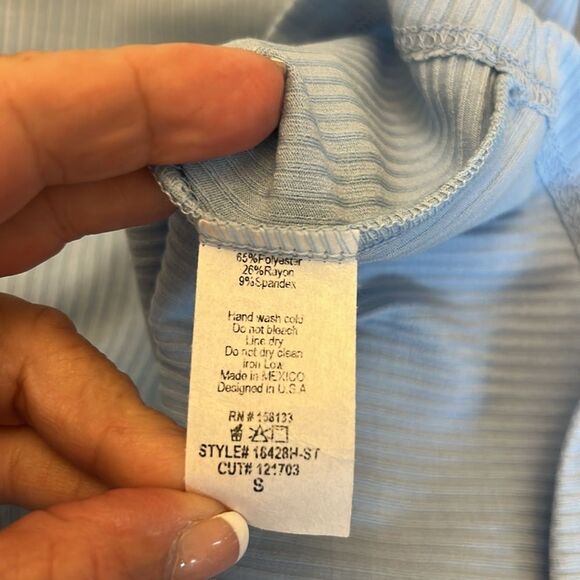 Staccato Marina light blue V neck flutter sleeve tee Size S New - Picture 9 of 9